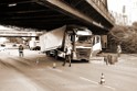 LKW blieb unter Bruecke haengen Koeln Ehrenfeld Innere Kanalstr Hornstr P277